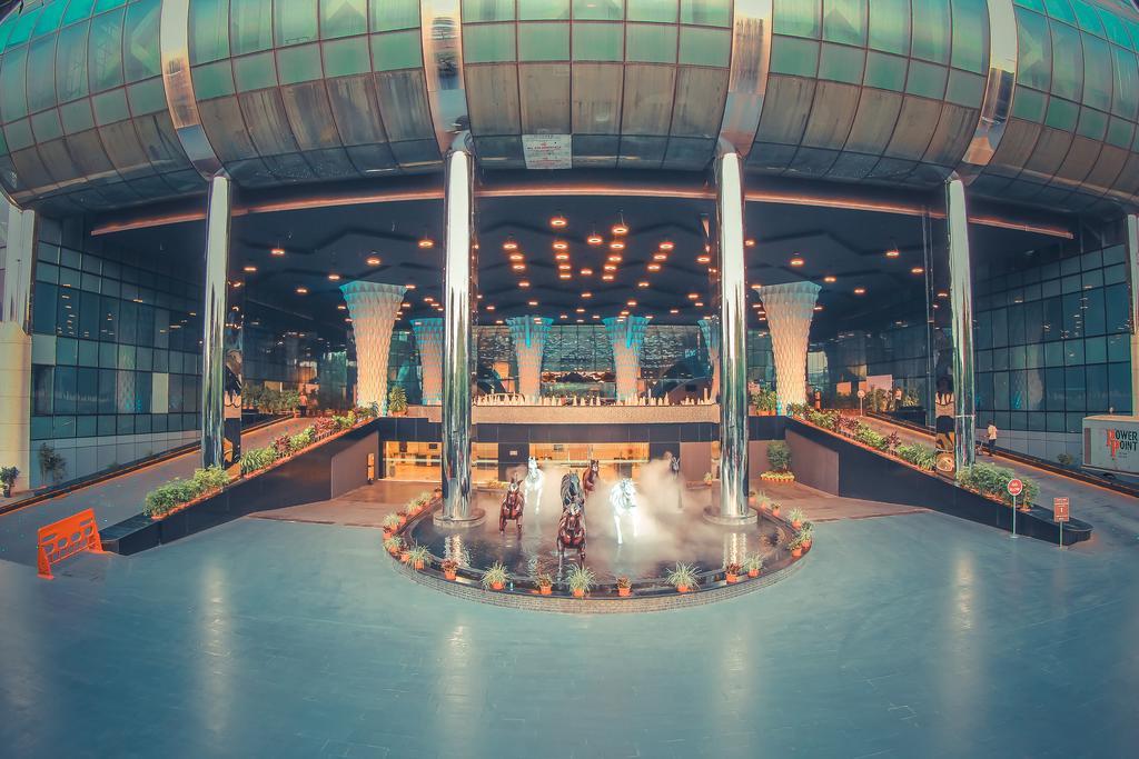 Hotel Sahara Star Мумбаи Экстерьер фото Interior of the terminal